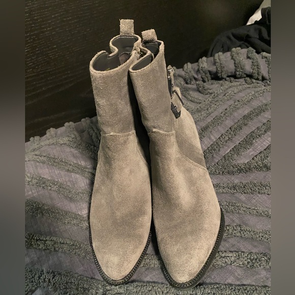Beautiful Gray Suede Ankle Boots Sz 7 LK NEW - Picture 4 of 4